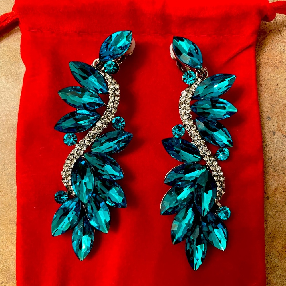 NWOT Beautiful fancy turquoise clip on earrings.